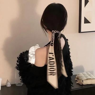 出墙红杏两家春